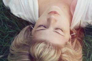 Ù Tai Trái: Thức Tỉnh Tâm Linh Hay Tình Trạng Sức Khỏe